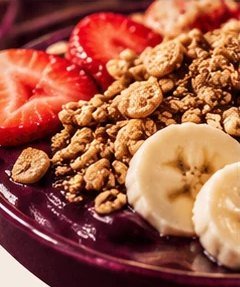 Tigela de açaí com morango, banana e granola
