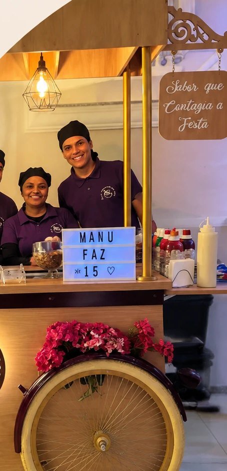 Equipe da Açaí e Sorvete da Casa no carrinho, em uma festa de 15 anos