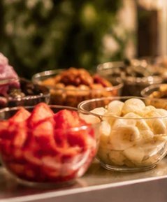 Acompanhamentos do açaí: morango, banana e granola